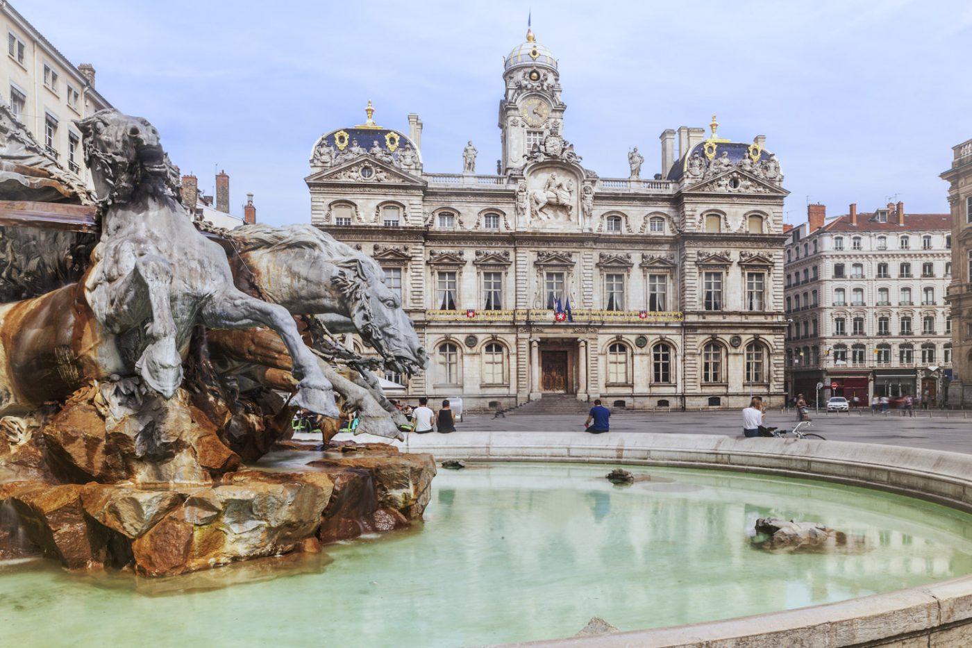 Der Brunnen von Bartholdi und das Rathaus am Olace des Terreaux in Lyon, Frankreich.