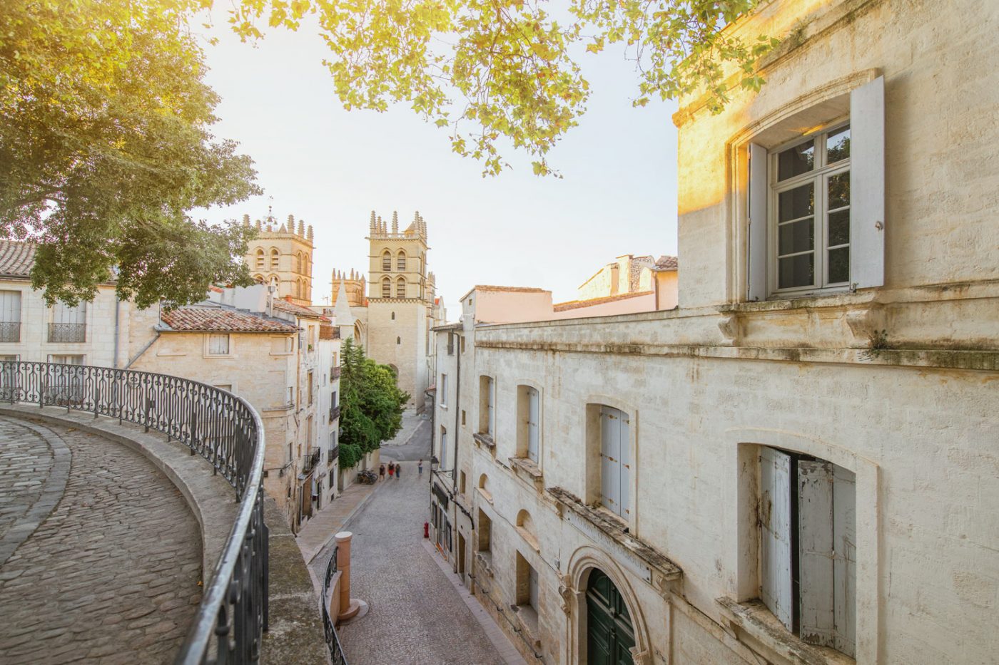 Der Blick von oben auf eine Straße in Montpellier, Frankreich.