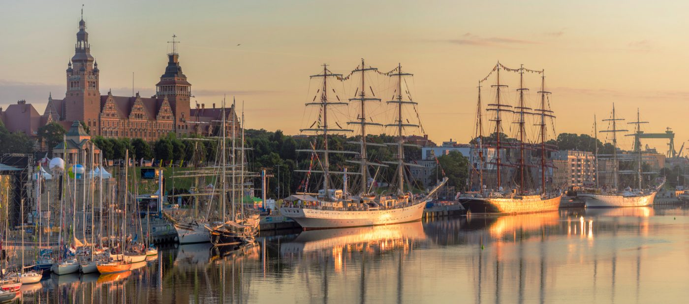 Große Segelschiffe sind von der Hakenterasse in Stettin zu sehen.