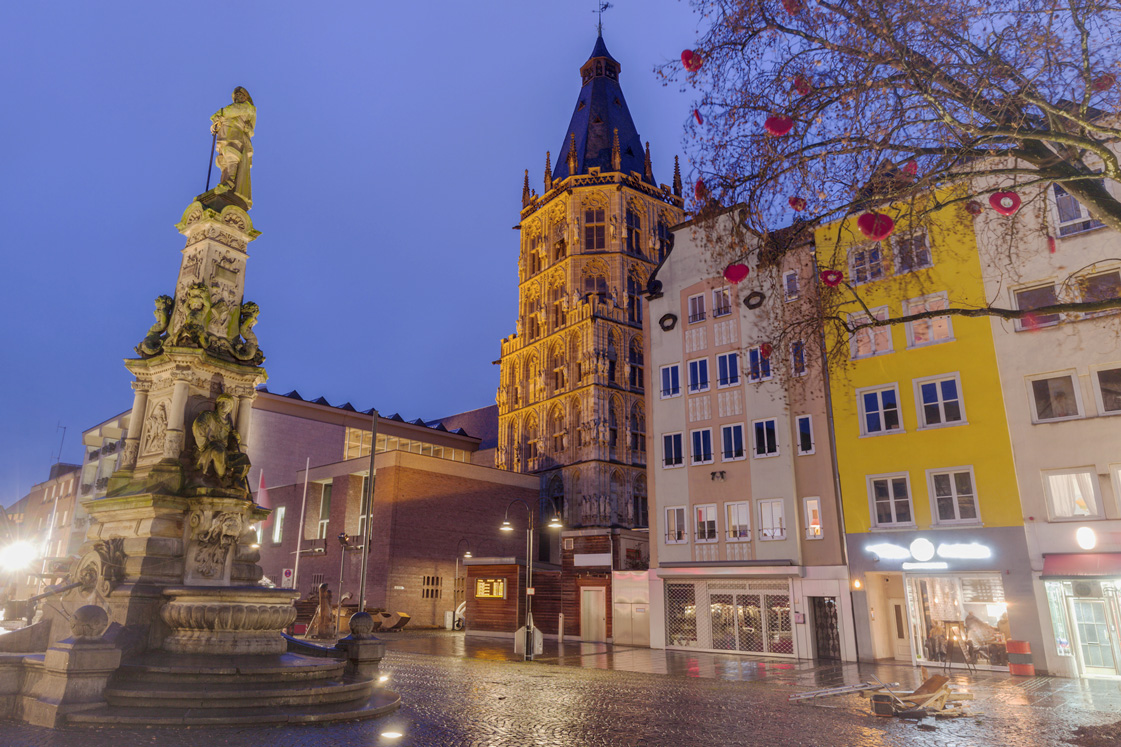 Das Rathaus in Köln bei Nacht.