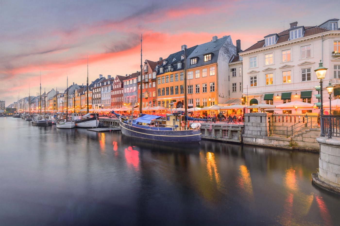 Schiffe und Häuser am Wasser in Kopenhagen, Dänemark.