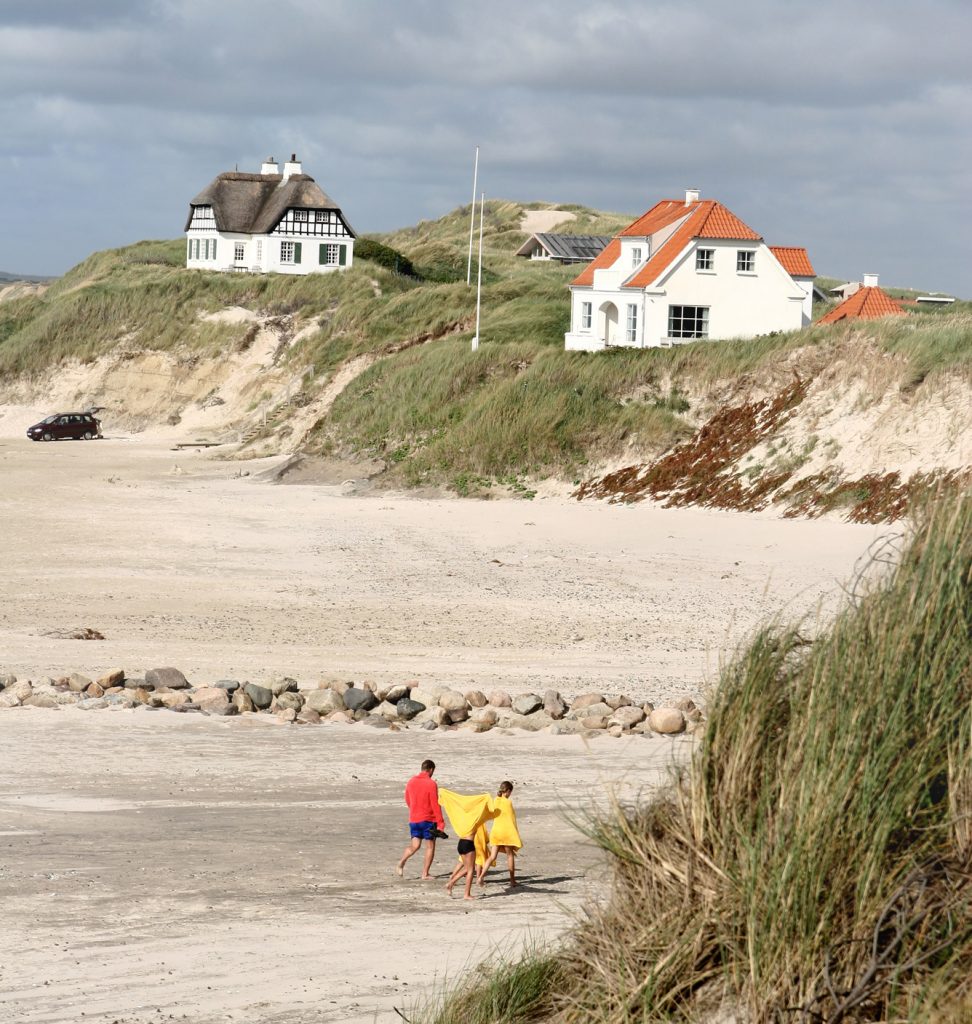 Eine Familie am Strand von Dänemark.