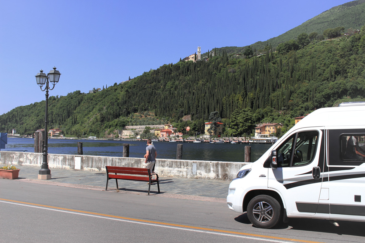 Ein Wohnmobil am Gardasee.