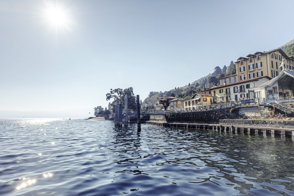 Einige Häuser direkt am Wasser in Ghiffa, Italien.