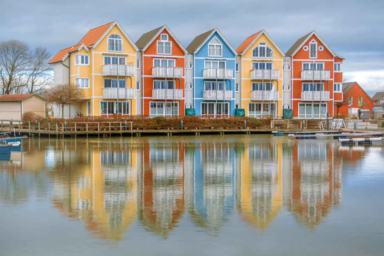 Bunte Häuser am Wasser in Greifswald.