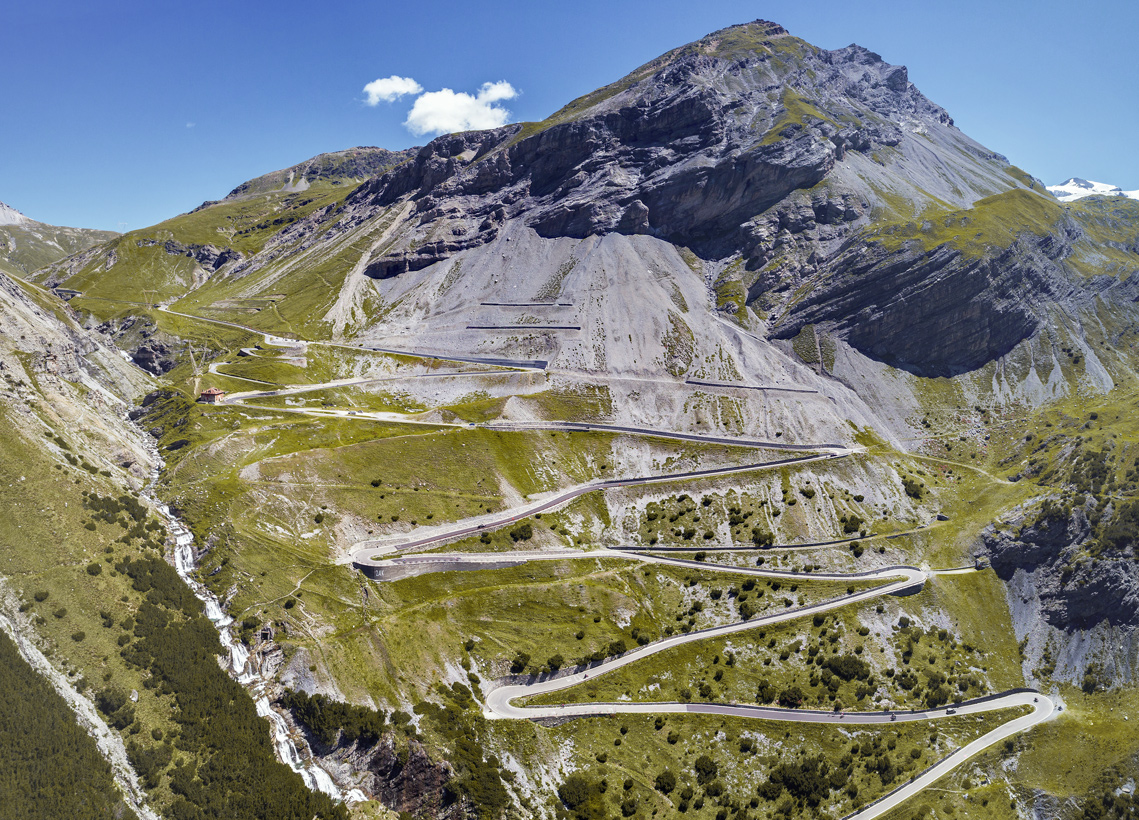 Serpentinenstraße an einem in der Lombardei in Italien.