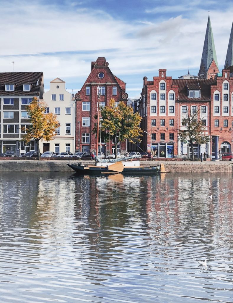 Gebäude am Wasser in Lübeck.