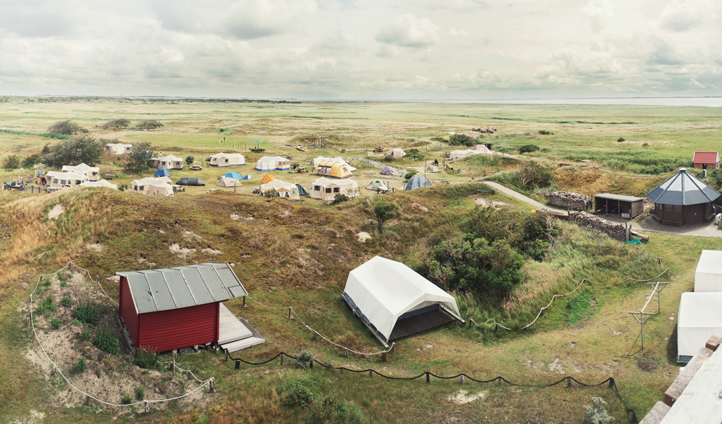 Ein Naturcampingplatz an der Ostsee mit Zelten und Campern.