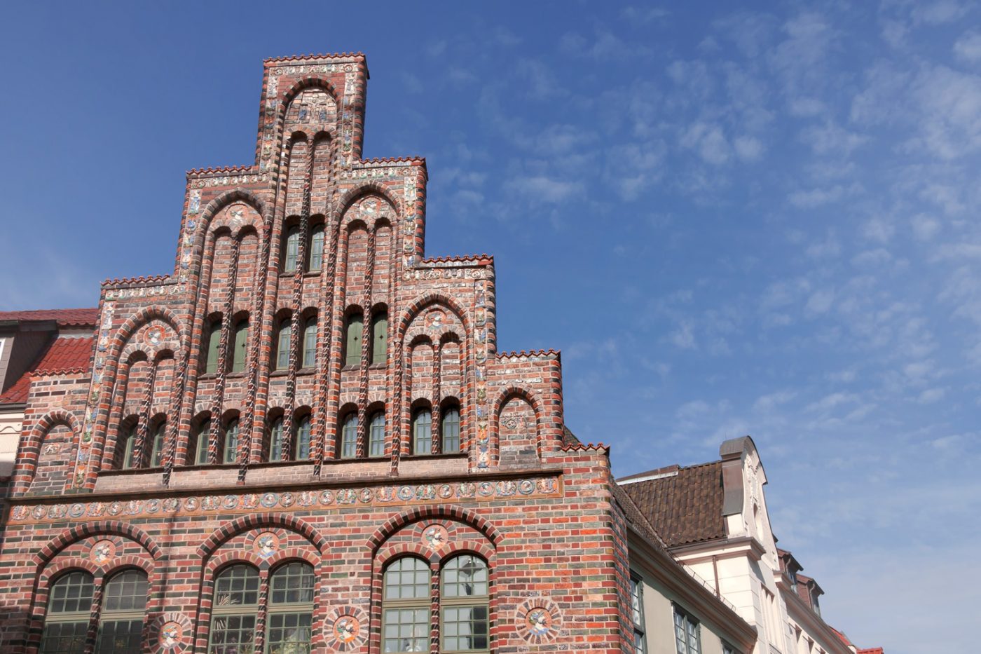 Der Giebel des Kerkhoffhauses in Rostock.