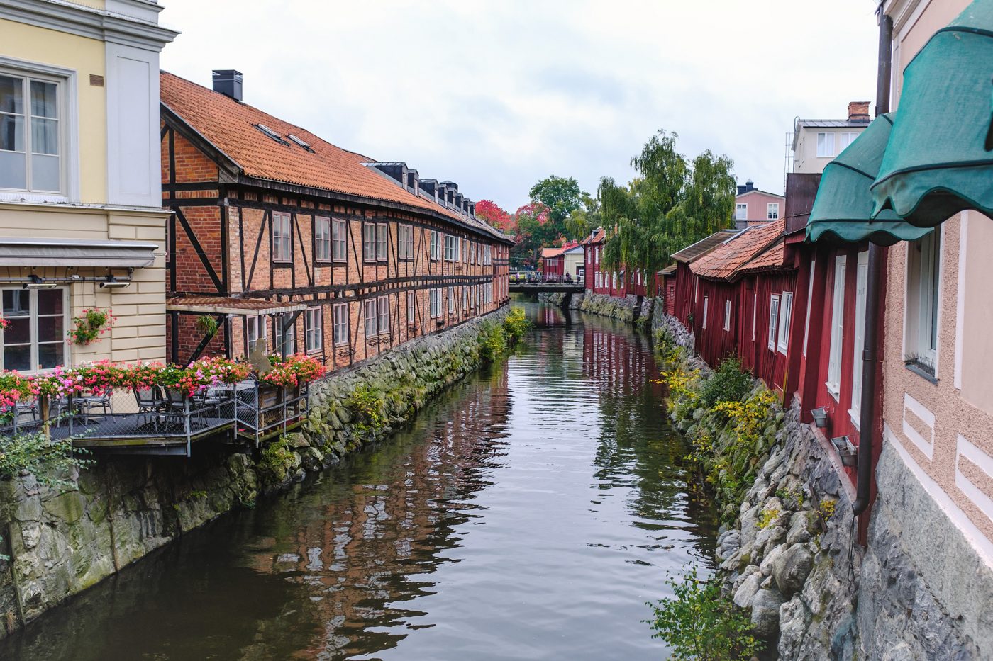 Ein von bunten Häusern gesäumter Kanal in Västerås, Schweden.