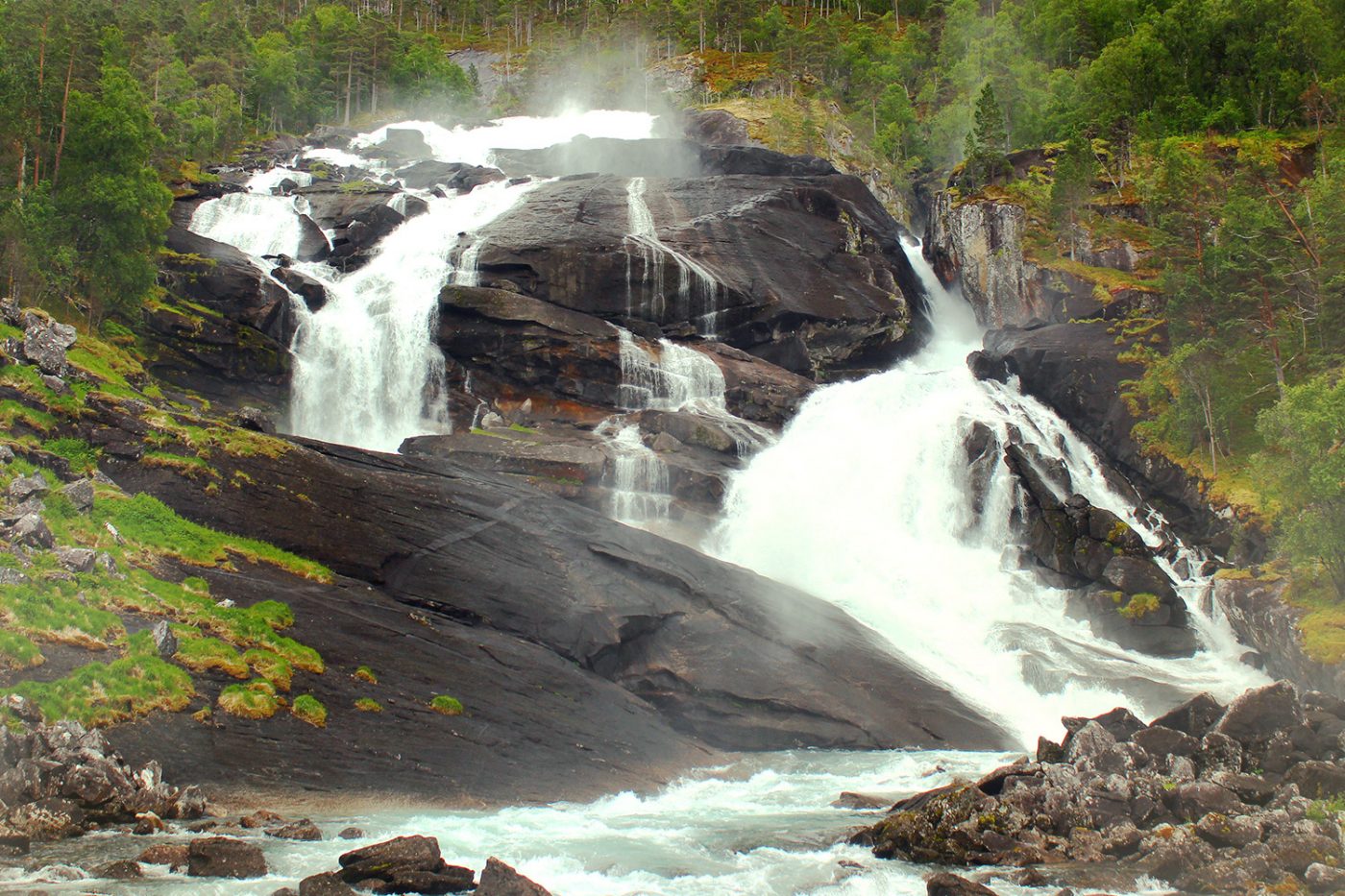 Lass das Wohnmobil stehen und mache eine ausgiebige Wanderung. Der Wasserfall Tveitafossen wird dir auf dem Weg begegnen und dich in Verzückung versetzen. Der Wasserfall Tveitafossen in Norwegen.