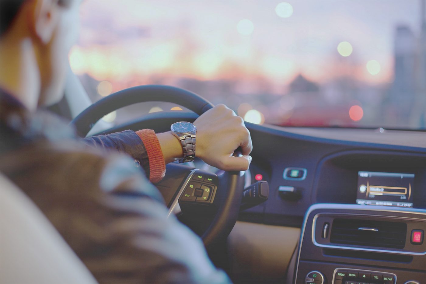 Mit der richtigen Versicherung ist man gelassen bei der Fahrt im Wohnmobil. Fahrer am Lenkrad eines Autos.