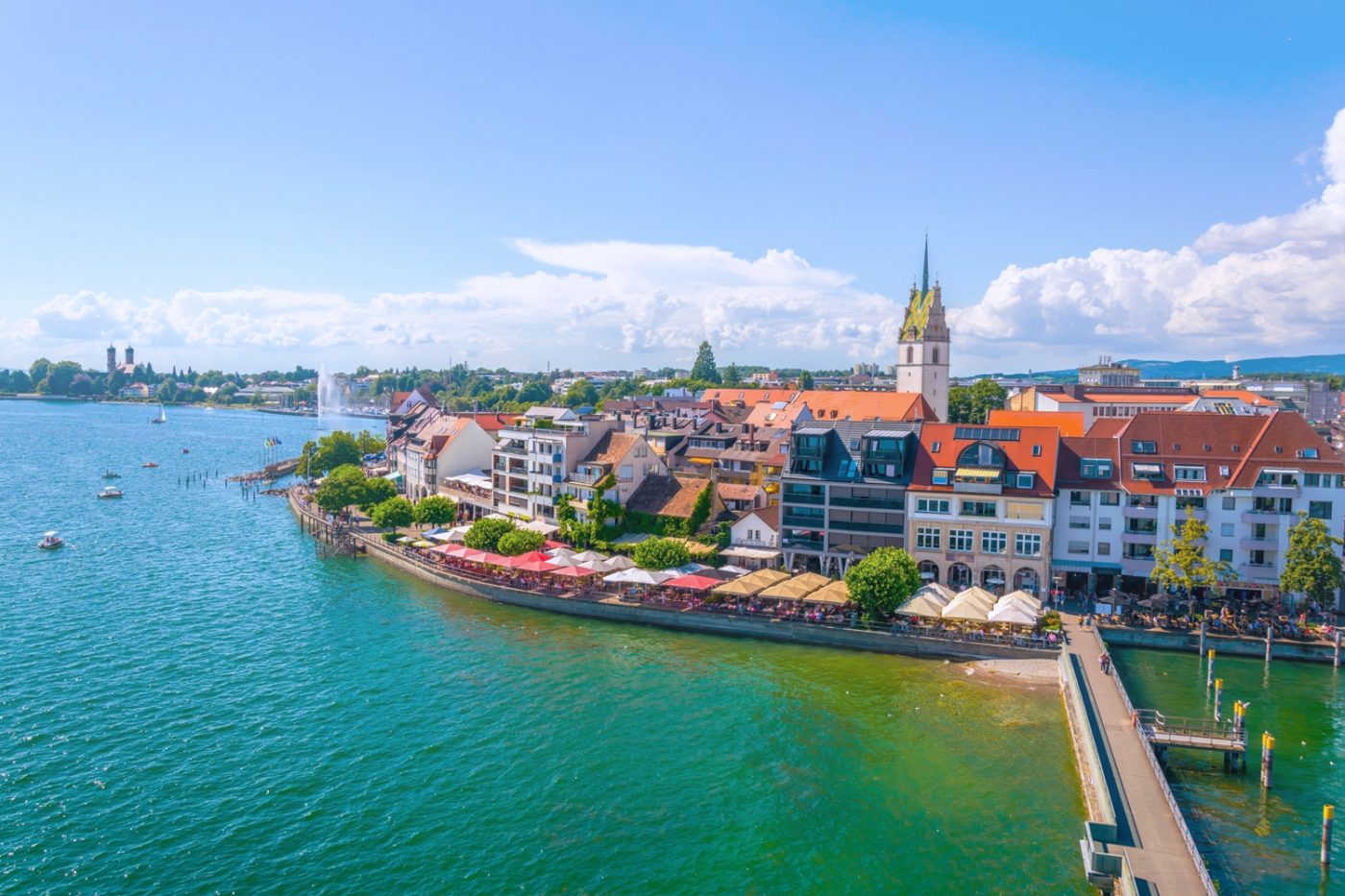 Ein Blick aus der Vogelperspektive auf eine Stadt in der Bodenseeregion