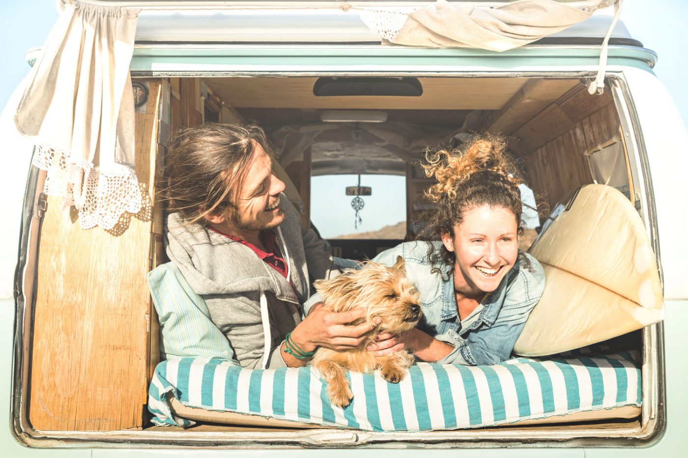 Wohnmobilurlaub auf den besten Campingplätzen in Deutschland ist eine tolle Art des Reisens Junges Paar auf dem Campingplatz im Wohnmobil.