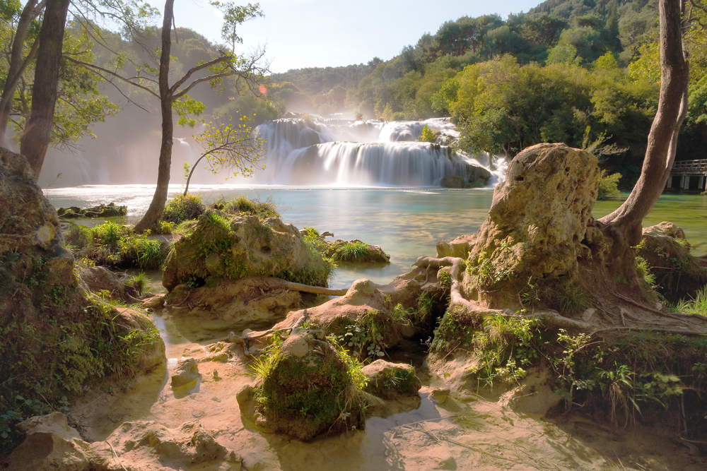 Ein Wasserfall und See im Krka Nationalpark in Kroatien.