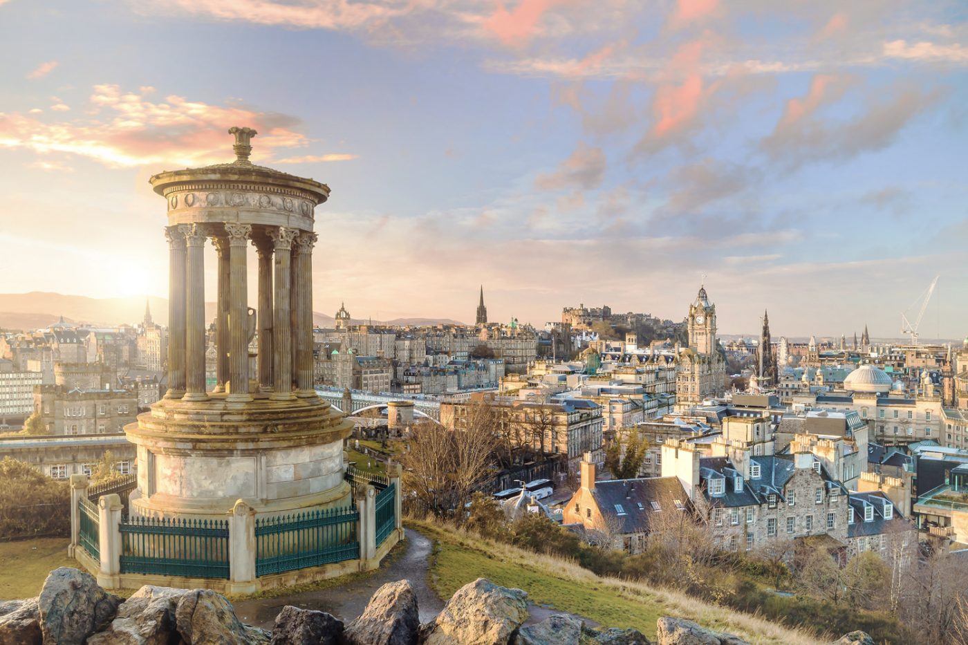 Blick von Oben auf Edinburgh, im Hintergrund sieht man das Edinburgh Castle.