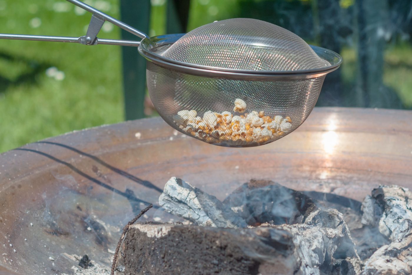 Popcorn wird über dem Lagerfeuer gemacht.