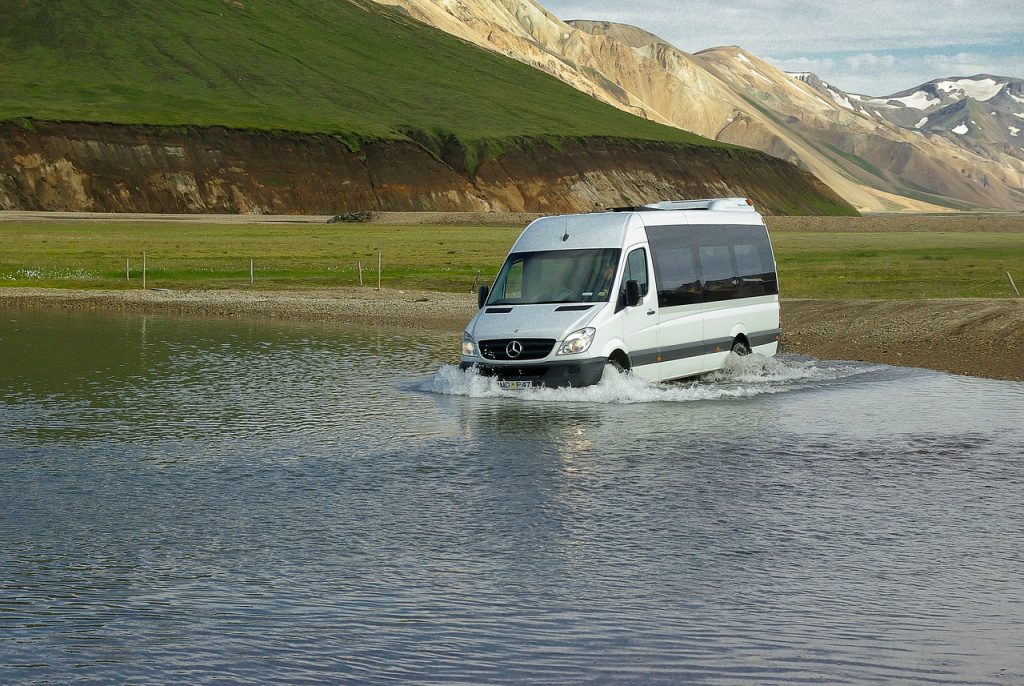 Flussüberquerung im 4X4 Fahrzeug