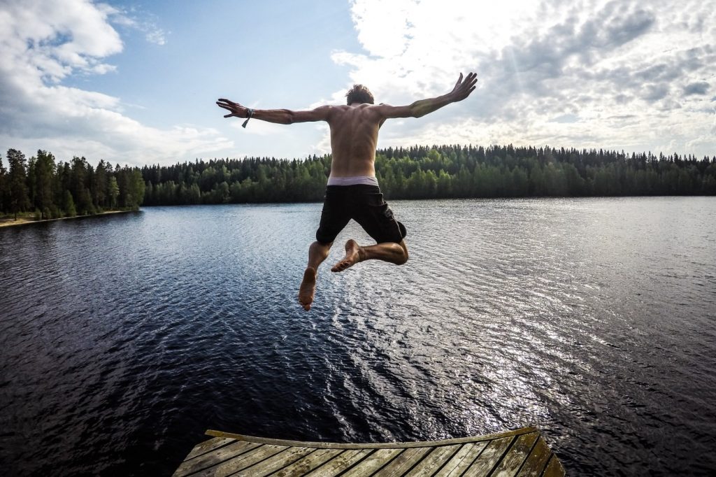 Mann springt in finnischen See