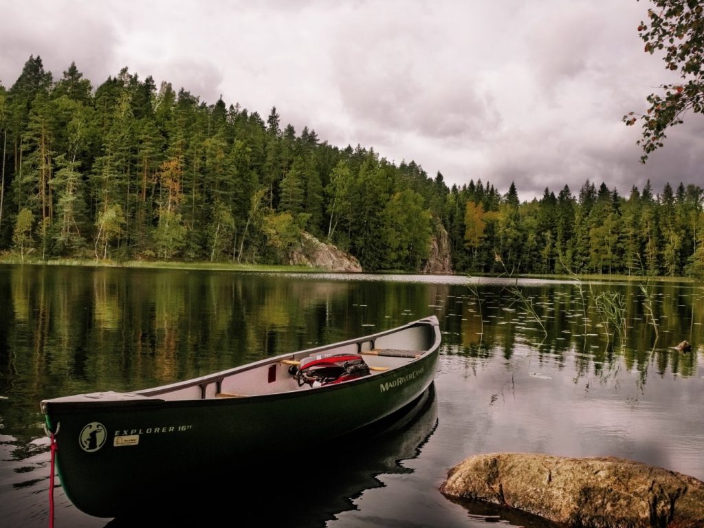 Leeres Kanu auf See in Finnland