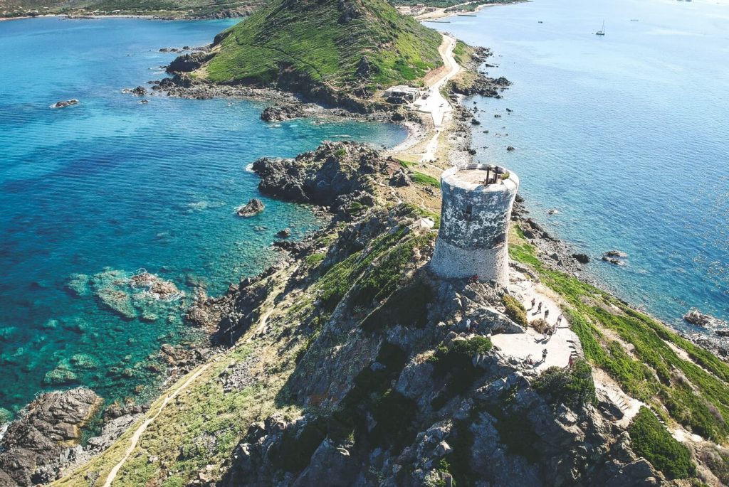 Ruine an der Küste Korsikas
