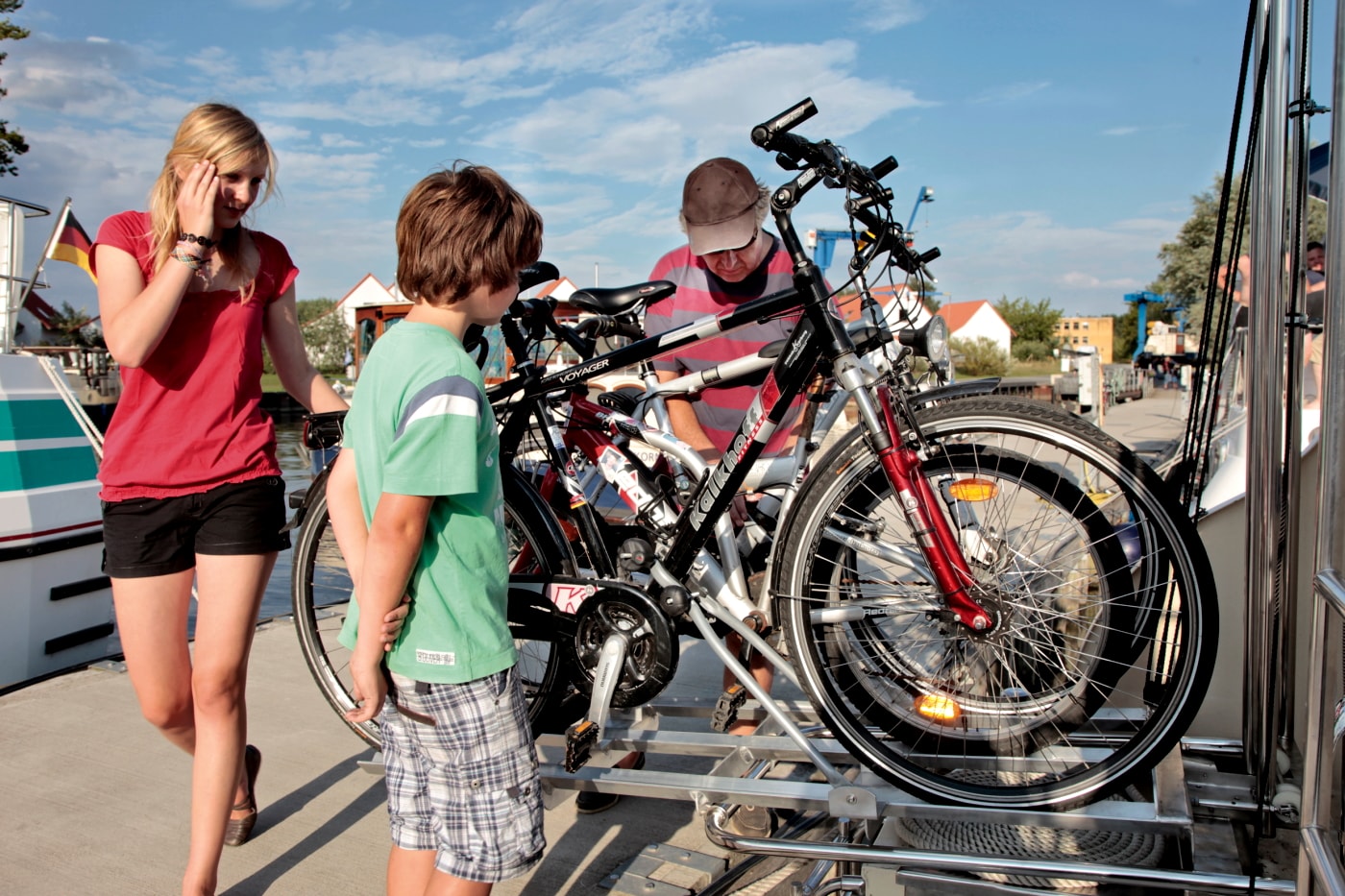 Familie prüft Räder am Wohnmobil Fahrradgepäckträger