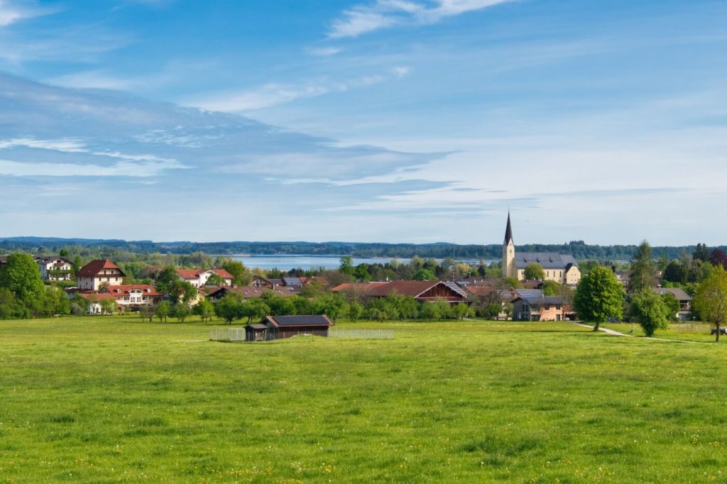 Grüne Wiese im Chiemgau am Chiemsee