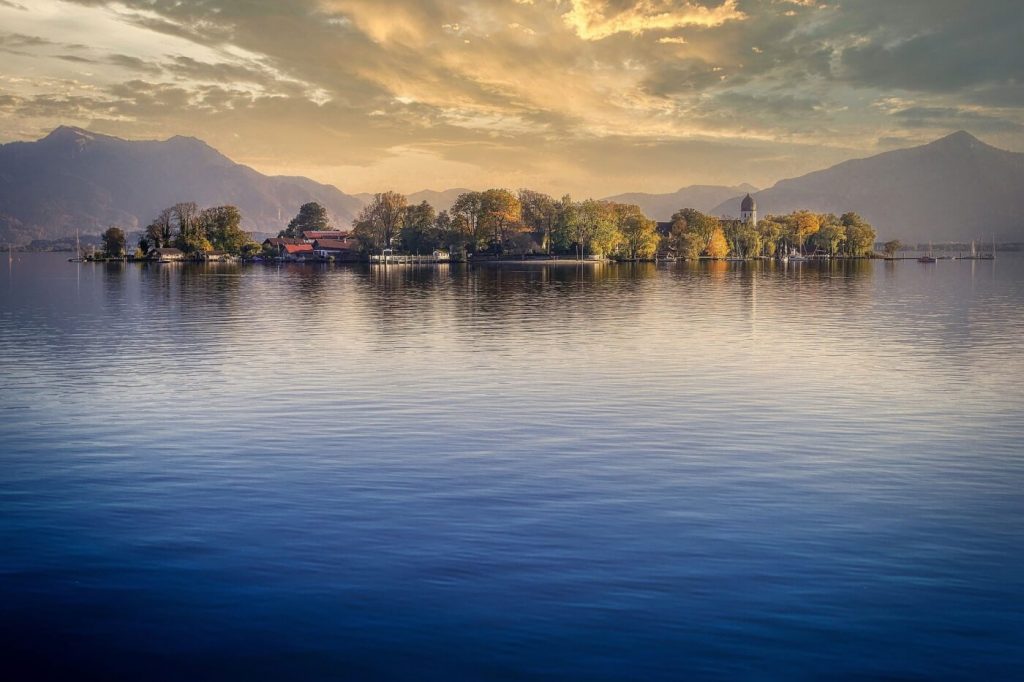 Blick auf die Herreninsel am Chiemsee