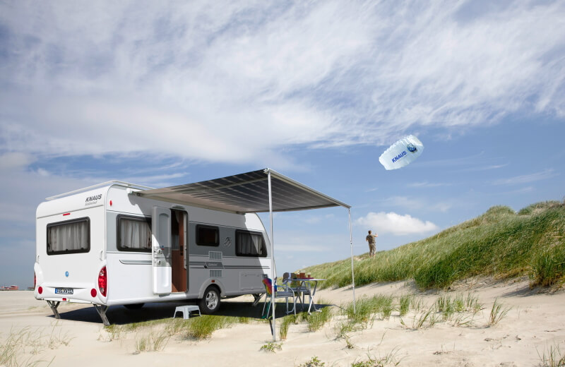 Knaus Wohnanhänger am Sandstrand in den Dünen