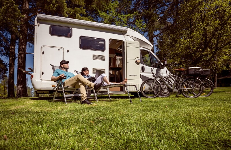 Hundebesitzer entspannen auf Campingplatz