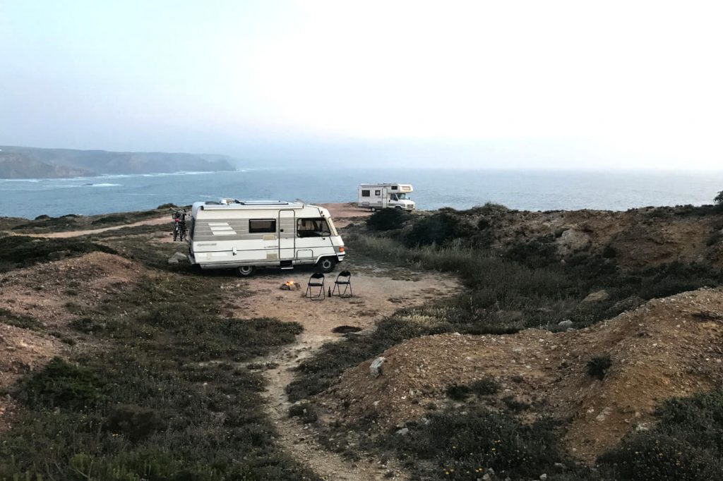 Wohnmobile parken am Meer auf einer Klippe