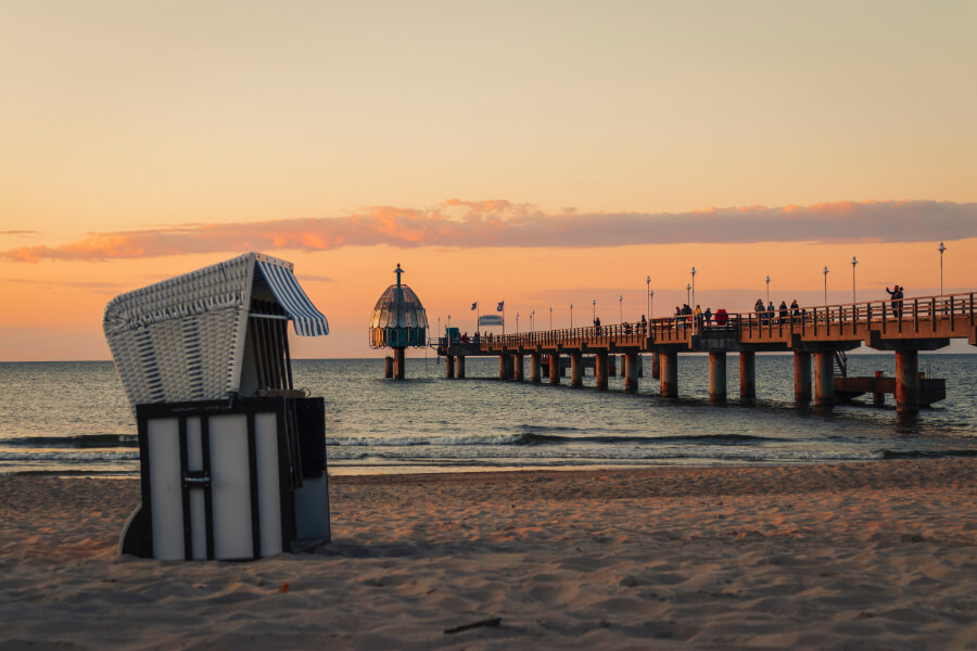 Strandkorb an Ostseeküste im Sonnenuntergang