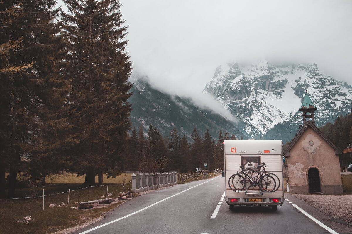 Wohnmobil auf Landstraße im Herbst