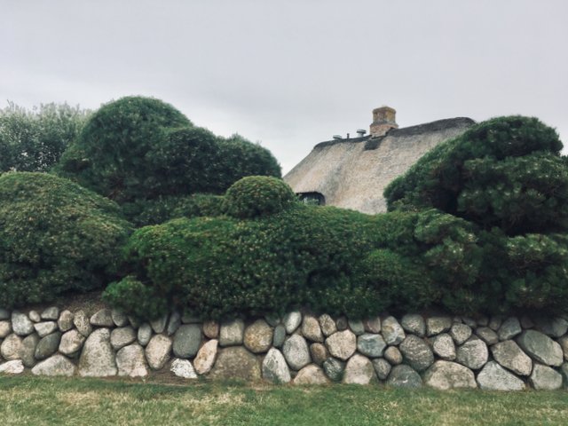 Kapitänshaus mit Steinmauer auf Sylt