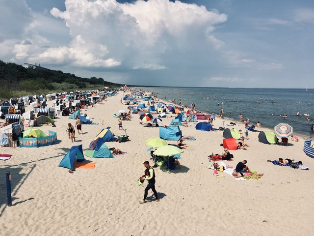 Voller Sandstrand auf Usedom