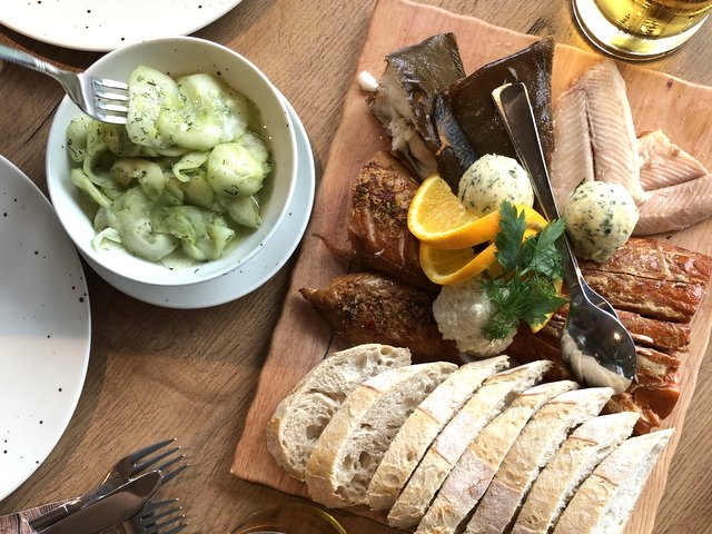 Räucherfisch mit Gurkensalat auf Usedom